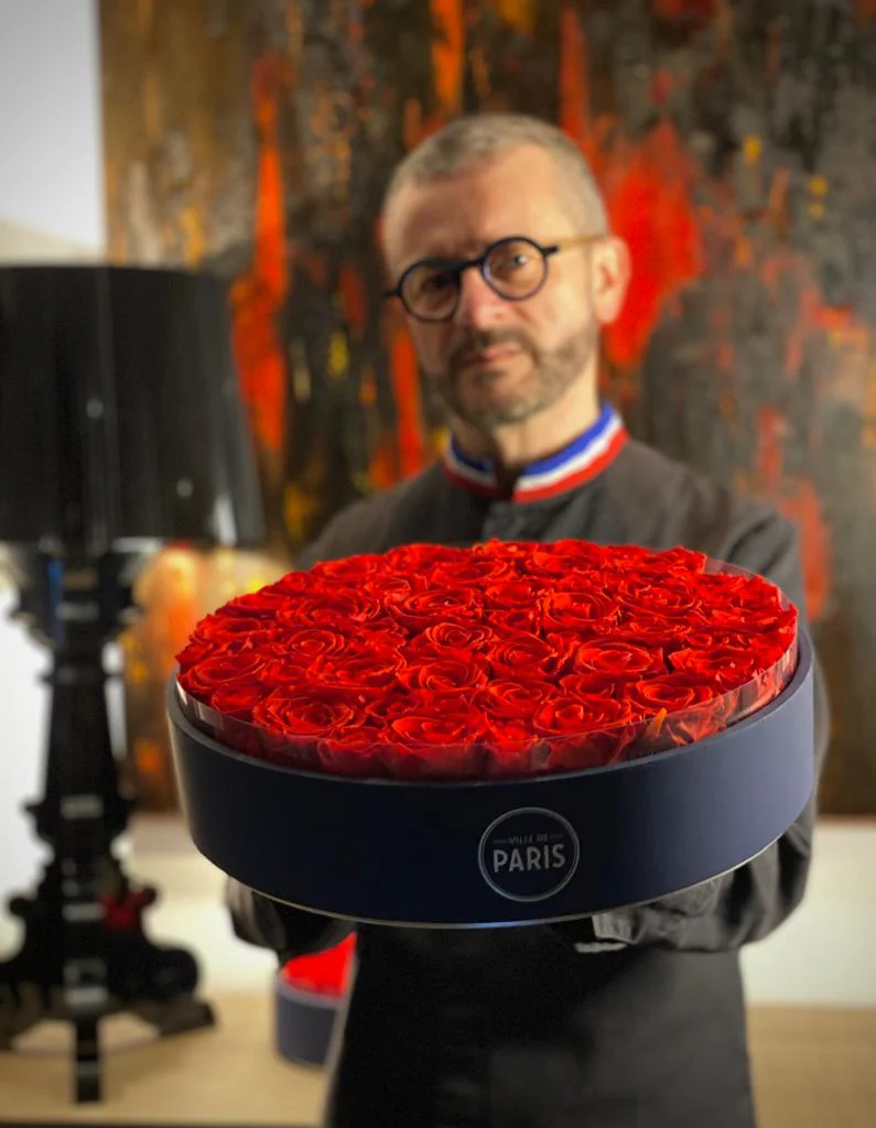 Man holding a Ville de Paris box of red roses